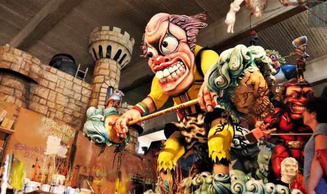 Colori, meraviglia e maestria: viaggio negli hangar dove nasce il Carnevale di Putignano